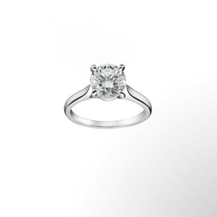 Solitaire 1895 系列 單鑽戒指自1895年就已成為卡地亞之經典。卡地亞珠寶的精工細作，展現寶石和鑲座之間微妙的平衡之美。本系列優雅獨特，鑲工精緻靈動，令光線得以在鑽石內自由流動。