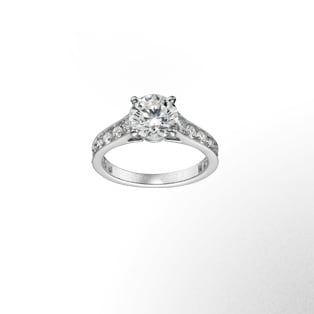 Solitaire 1895 鋪鑲鑽石單鑽戒指 單鑽戒指自1895年就已成為卡地亞之經典。卡地亞珠寶的精工細作，展現寶石和鑲座之間微妙的平衡之美。本系列優雅獨特，鑲工精緻靈動，令光線得以在鑽石內自由流動。