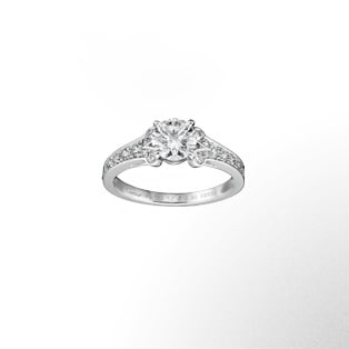 Ballerine 鋪鑲鑽石單鑽戒指 這款戒指的名字，令人聯想到舞蹈、和諧、均衡的世界。 鑲工精緻，為鑽石提供了一個柔美的背景。