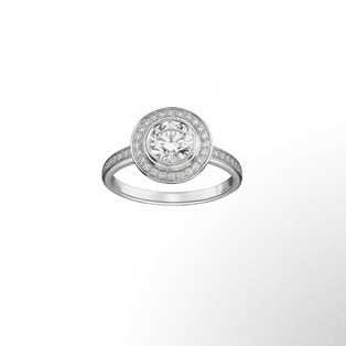 Cartier d'Amour 鋪鑲鑽石單鑽戒指 此渾圓精緻的單顆鑽戒，匯聚整顆鑽石及鑲座圓鑽的璀燦光芒。不論從正面或是側面欣賞，這枚螺旋設計的鉑金戒指均格外迷人。