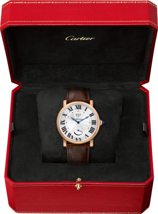 Rotonde de Cartier 腕錶，日曆及動力儲存顯示 40毫米，手動上鏈機械機芯，18K玫瑰金，皮革