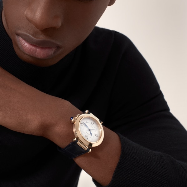 Pasha de Cartier 腕錶 41毫米，自動上鏈機械機芯，18K黃金，2條可更換式皮革錶帶
