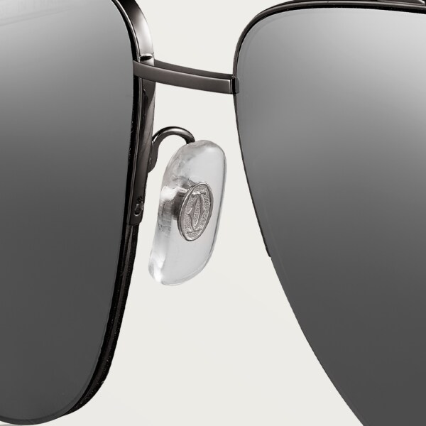 Panthère de Cartier 太陽眼鏡 金屬，黑色 PVD 飾面及鍍釕飾面，銀灰色鏡面鏡片