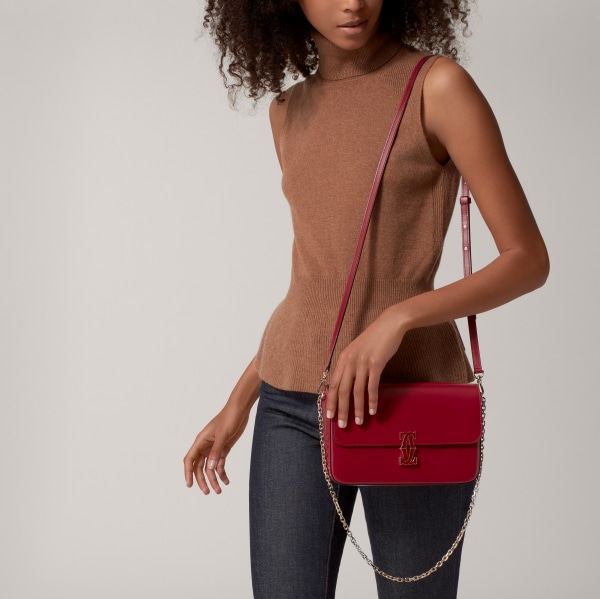 C de Cartier 鏈帶手袋，小型款 櫻桃紅色小牛皮，金色及櫻桃紅色琺瑯飾面