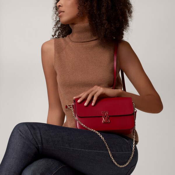 C de Cartier 鏈帶手袋，小型款 櫻桃紅色小牛皮，金色及櫻桃紅色琺瑯飾面