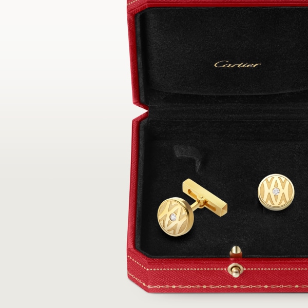 C de Cartier 金色標誌袖扣。 黃金，明亮式切割圓鑽。