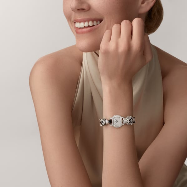Indomptables de Cartier 腕錶 22.2毫米，石英機芯，鍍銠飾面白色黃金，祖母綠，鑽石，尖晶石，縞瑪瑙，金屬錶鏈