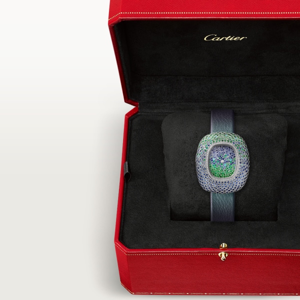 Coussin de Cartier 腕錶 中型款，石英機芯，鍍銠飾面白色黃金，鑽石，藍寶石，沙弗萊石，祖母綠，碧璽，皮革