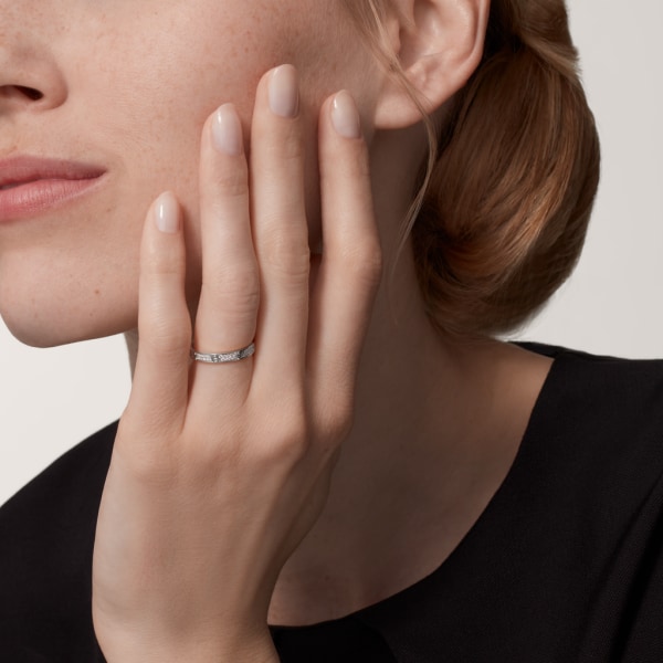 Love 戒指，小型款 18K白色黃金，鑽石