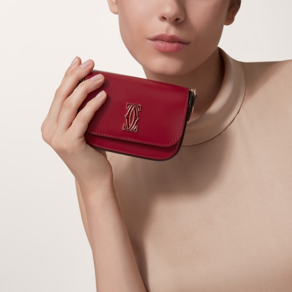 鏈帶手袋，微型款，C de Cartier 櫻桃紅色小牛皮，金色飾面及櫻桃紅色琺瑯