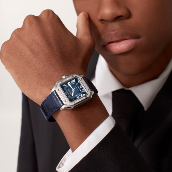 Santos de Cartier 腕錶 中型款，自動上鏈機械機芯，精鋼，鑽石，藍色錶盤，可更換式金屬錶鏈及皮革錶帶