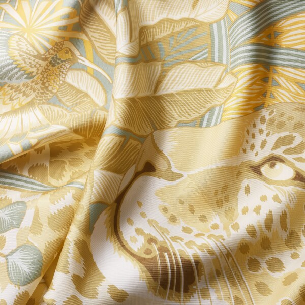 絲巾，90厘米，Panther in the Jungle 灰綠色及含羞草黃色斜紋真絲