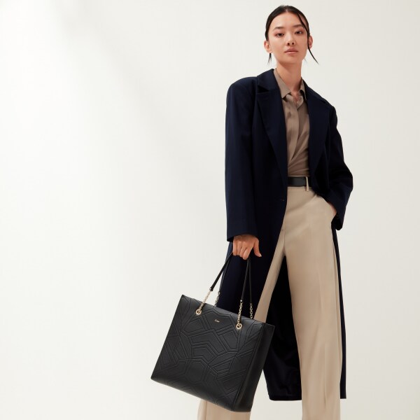 手提袋，Panthère 黑色粒面小牛皮，金色飾面