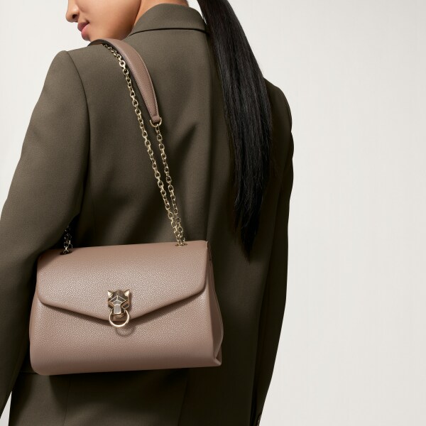 鏈帶手袋，小型款，Panthère Graphique de Cartier 土褐色粒面小牛皮，金色飾面