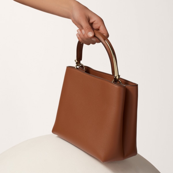 手袋，小型款，Panthère Double de Cartier 手袋，焦糖色粒面小牛皮，金色飾面