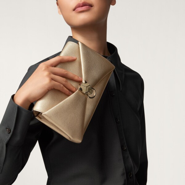 手拿包，Panthère Graphique 金色金屬亮面小牛皮，金色飾面