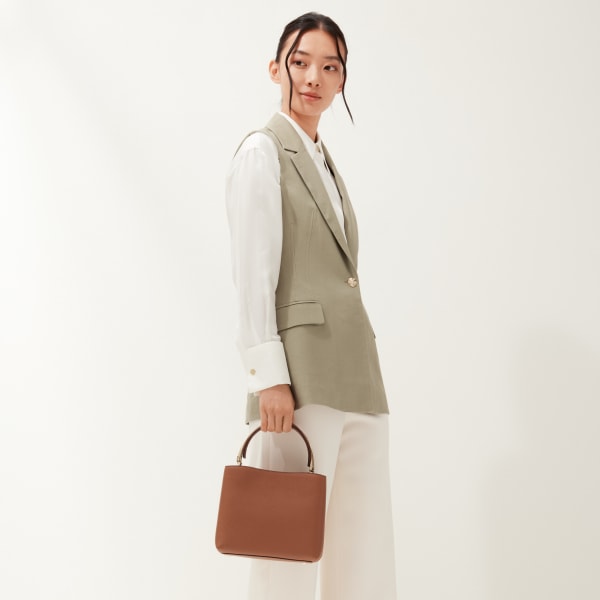 手袋，小型款，Panthère Double de Cartier 手袋，焦糖色粒面小牛皮，金色飾面