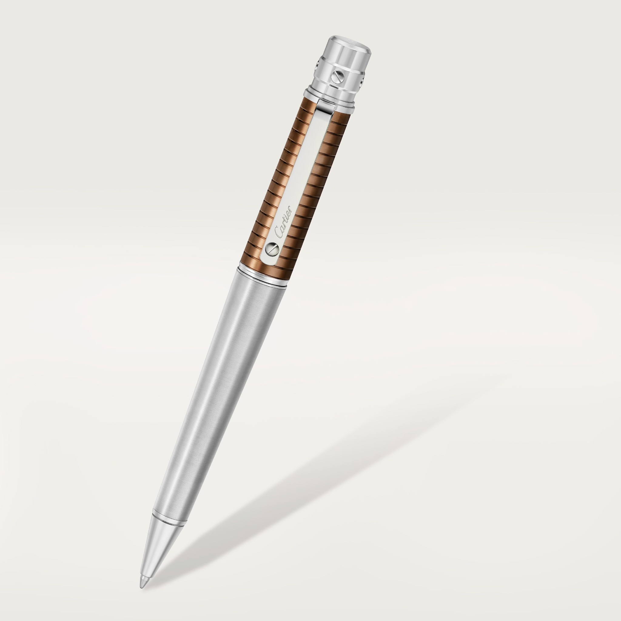 Santos de Cartier 書寫筆大型款，磨砂及經鐫刻的條紋金屬覆以琥珀棕色 PVD，鍍鈀飾面