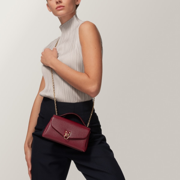 鏈帶手袋，袖珍款，Panthère Graphique de Cartier 酒紅色粒面小牛皮，金色飾面