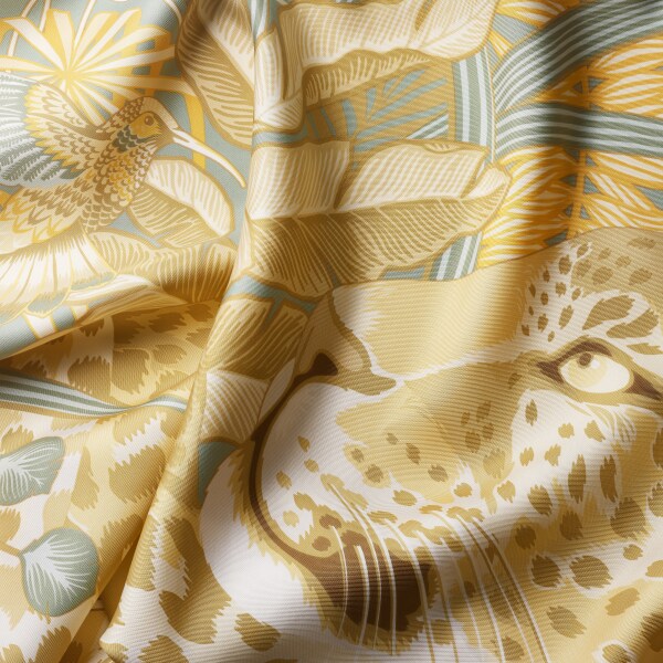 絲巾，90厘米，Panther in the Jungle 灰綠色及含羞草黃色斜紋真絲