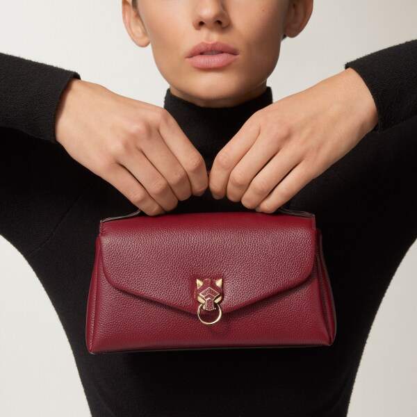 鏈帶手袋，袖珍款，Panthère Graphique de Cartier 酒紅色粒面小牛皮，金色飾面